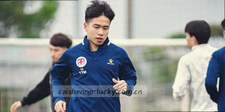 记分板亮着3比2，红色计时器倒数十秒，全场屏息等待终场哨响。